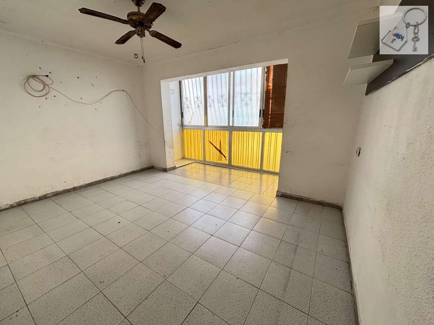 2 bedroom Flat for sale in Alicante / Alacant city - € 90,000 (Ref: 9676769)