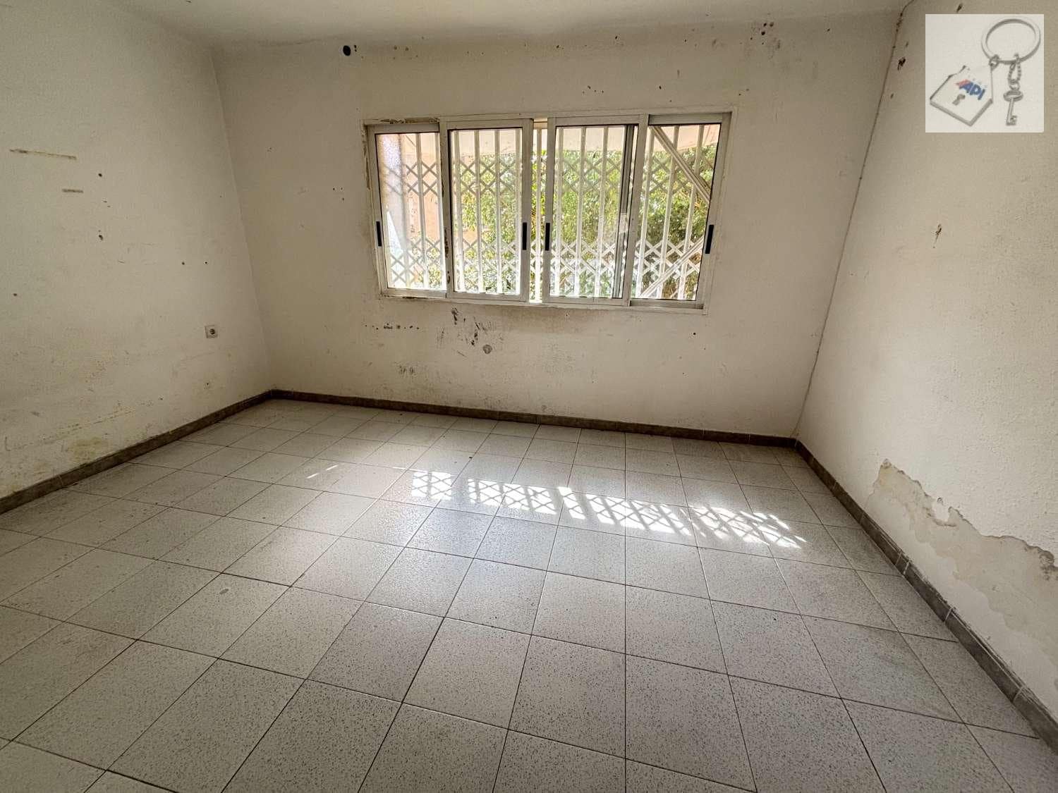 2 bedroom Flat for sale in Alicante / Alacant city - € 90,000 (Ref: 9676769)