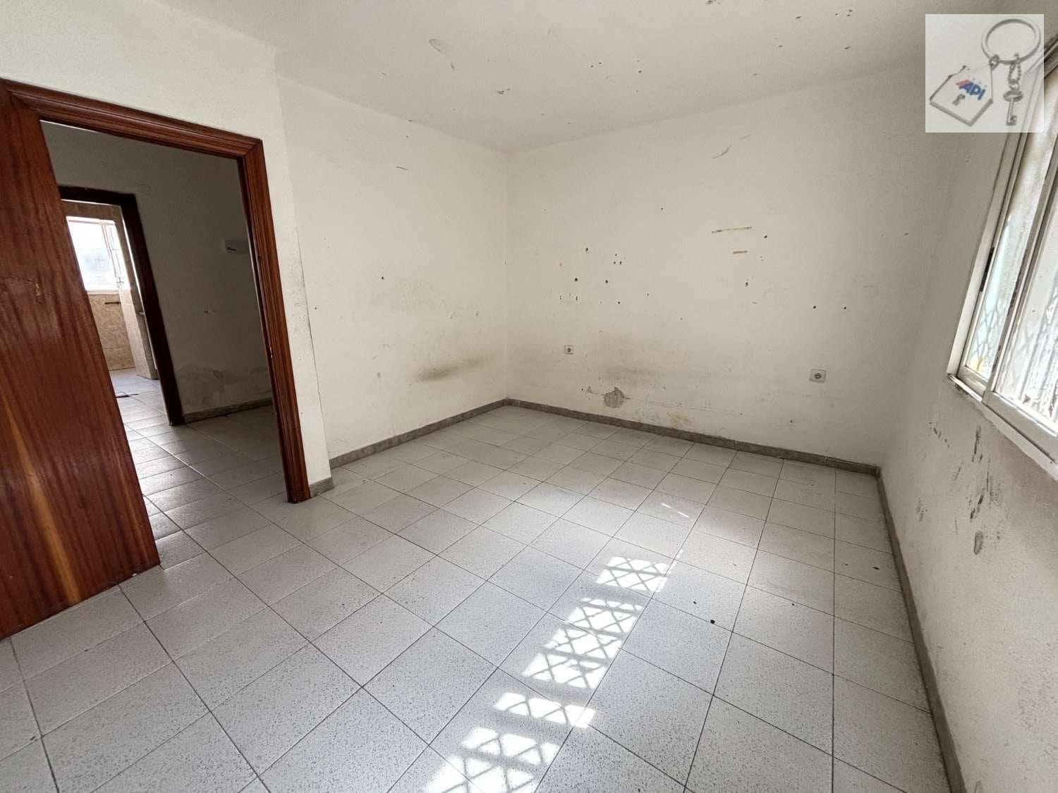 2 bedroom Flat for sale in Alicante / Alacant city - € 90,000 (Ref: 9676769)