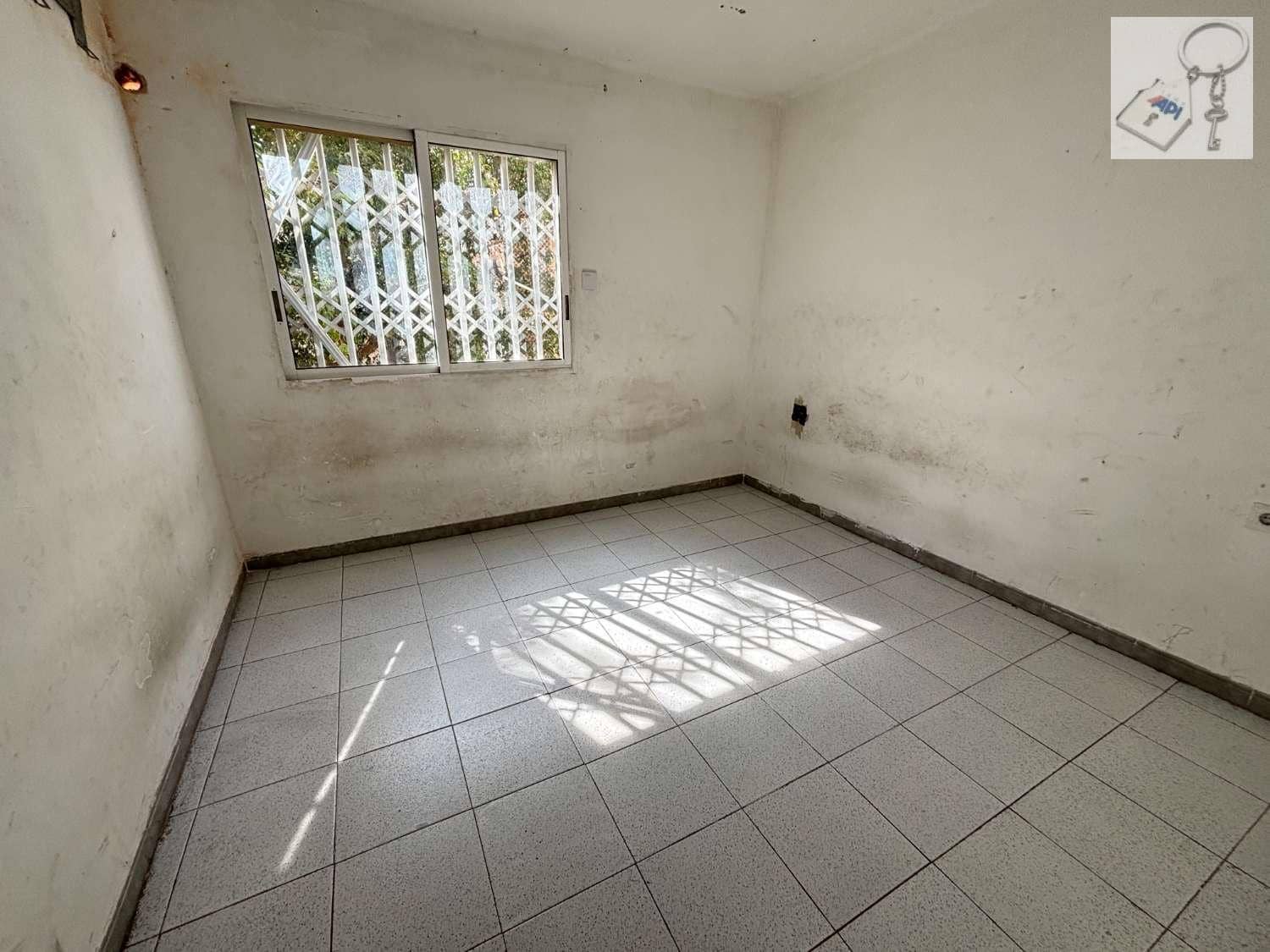 2 bedroom Flat for sale in Alicante / Alacant city - € 90,000 (Ref: 9676769)