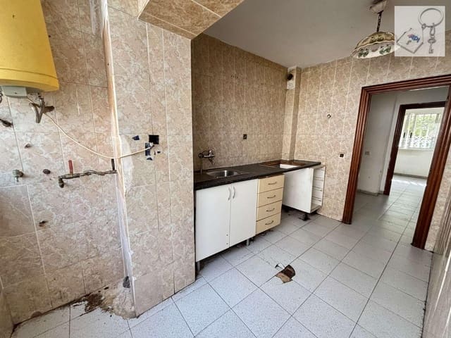 2 bedroom Flat for sale in Colonia Requena, Alicante / Alacant city - € 90,000 (Ref: 9676769)