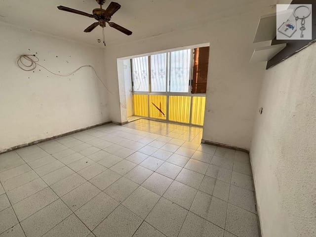 2 bedroom Flat for sale in Colonia Requena, Alicante / Alacant city - € 90,000 (Ref: 9676769)