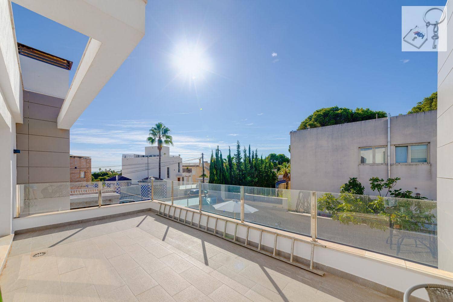 3 sypialnia Willa na sprzedaż w Torrevieja z basenem - 1 275 000 € (Ref: 9728566)