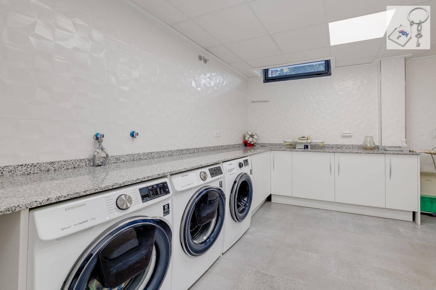 3 sypialnia Willa na sprzedaż w Torrevieja z basenem - 1 275 000 € (Ref: 9728566)