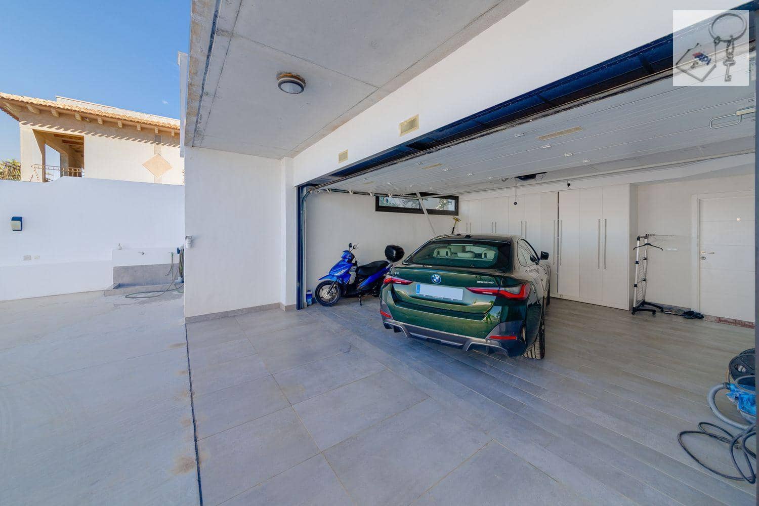 3 sypialnia Willa na sprzedaż w Torrevieja z basenem - 1 275 000 € (Ref: 9728566)