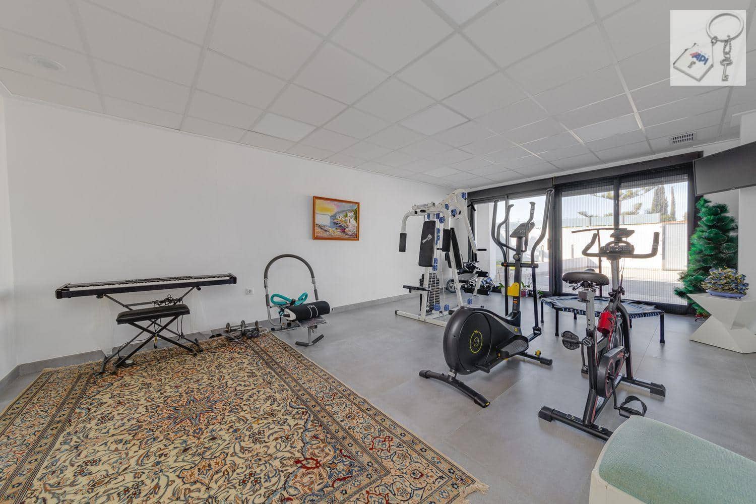 3 sypialnia Willa na sprzedaż w Torrevieja z basenem - 1 275 000 € (Ref: 9728566)