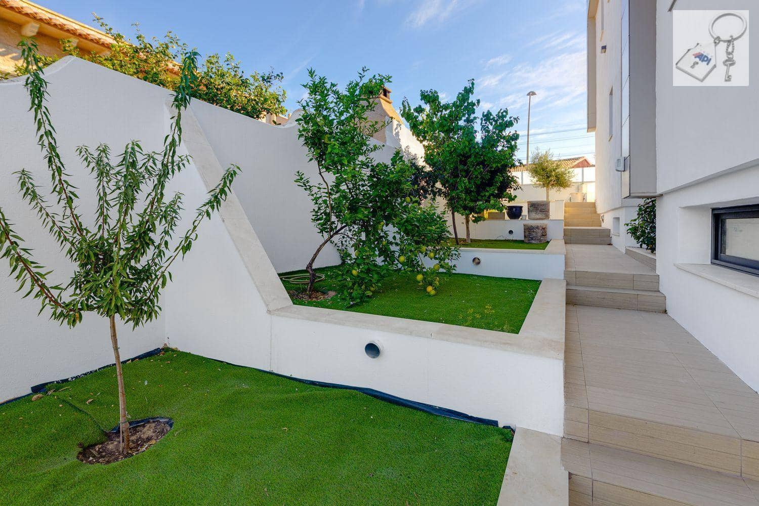 3 sypialnia Willa na sprzedaż w Torrevieja z basenem - 1 275 000 € (Ref: 9728566)