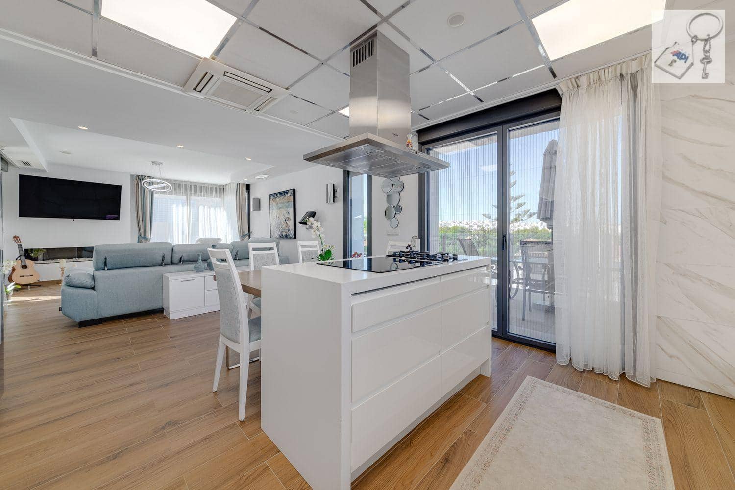 3 sypialnia Willa na sprzedaż w Torrevieja z basenem - 1 275 000 € (Ref: 9728566)