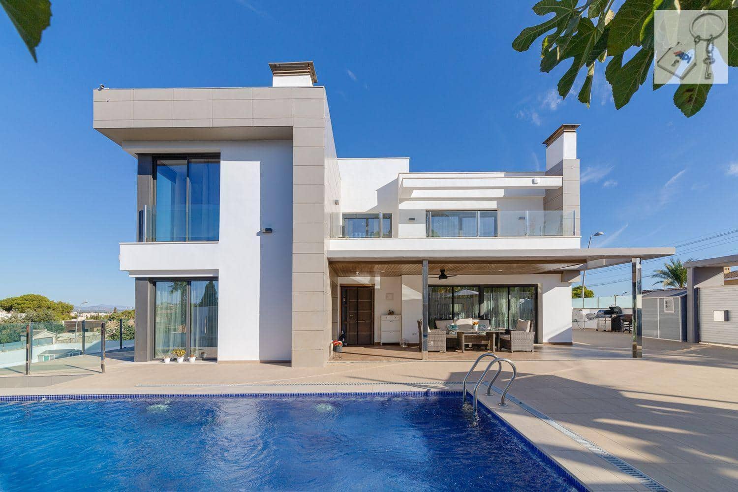 3 sypialnia Willa na sprzedaż w Torrevieja z basenem - 1 275 000 € (Ref: 9728566)