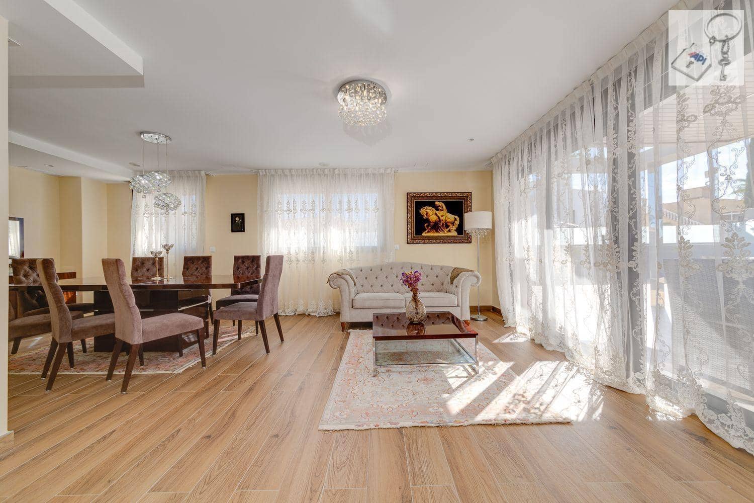 3 sypialnia Willa na sprzedaż w Torrevieja z basenem - 1 275 000 € (Ref: 9728566)