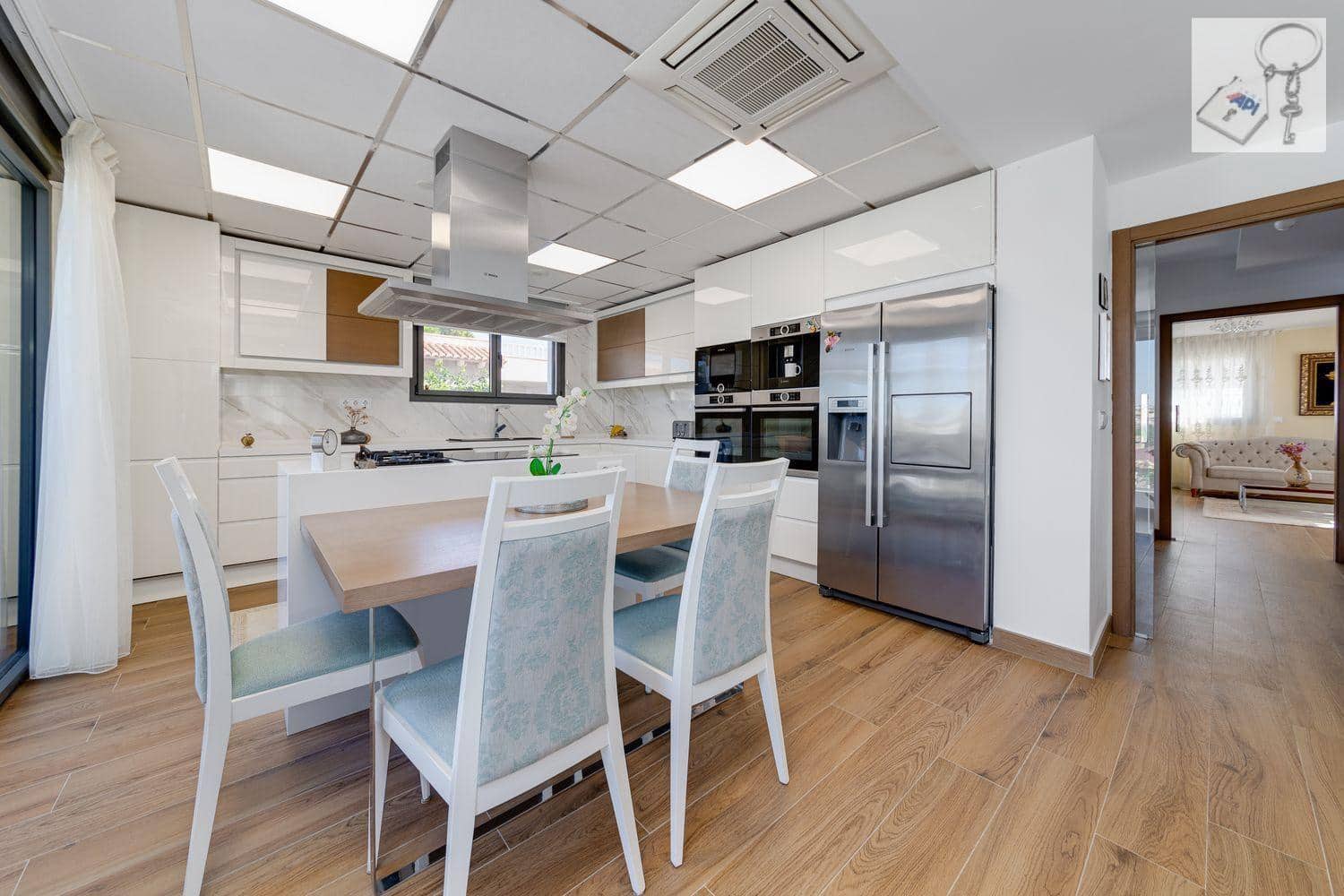 3 sypialnia Willa na sprzedaż w Torrevieja z basenem - 1 275 000 € (Ref: 9728566)