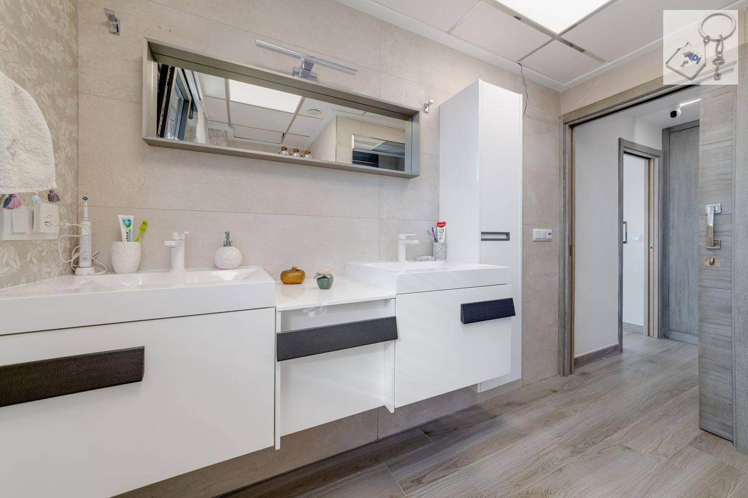 3 sypialnia Willa na sprzedaż w Torrevieja z basenem - 1 275 000 € (Ref: 9728566)