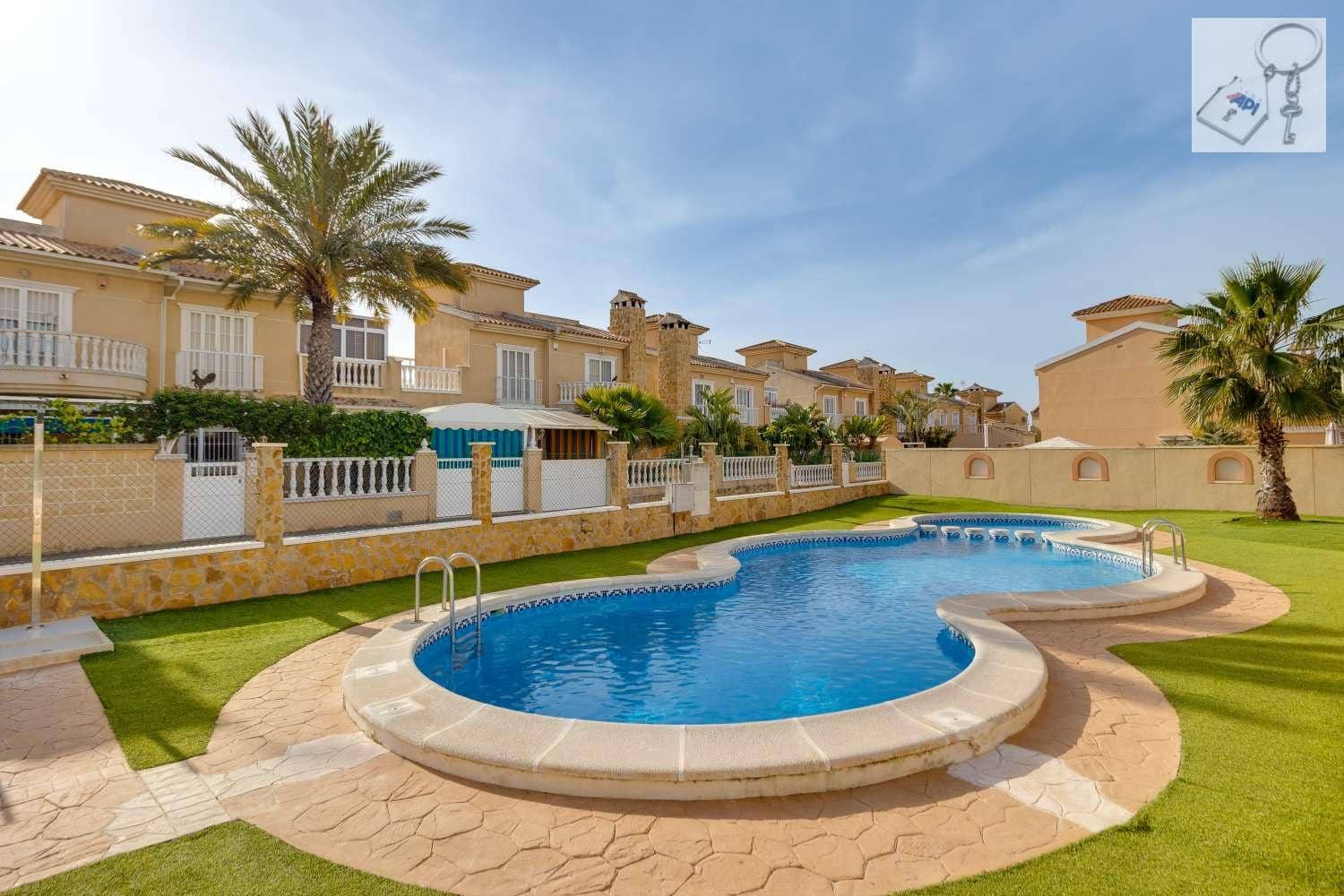 4 soverom Villa til salgs i Torrevieja med svømmebasseng garasje - € 289 000 (Ref: 9755314)