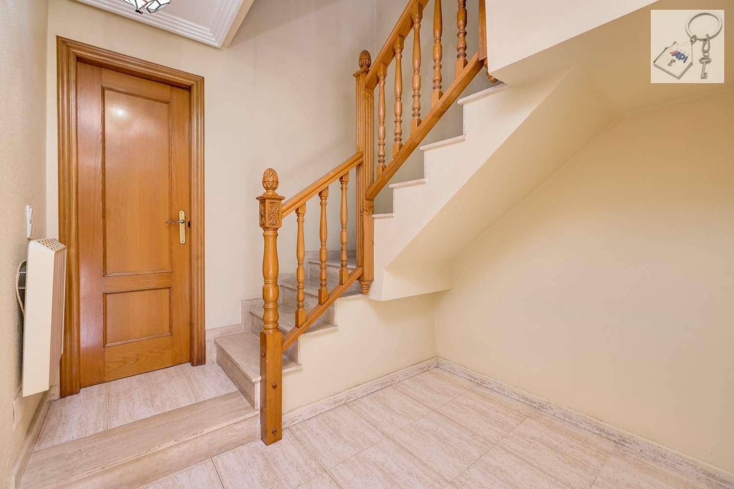 4 soverom Villa til salgs i Torrevieja med svømmebasseng garasje - € 289 000 (Ref: 9755314)