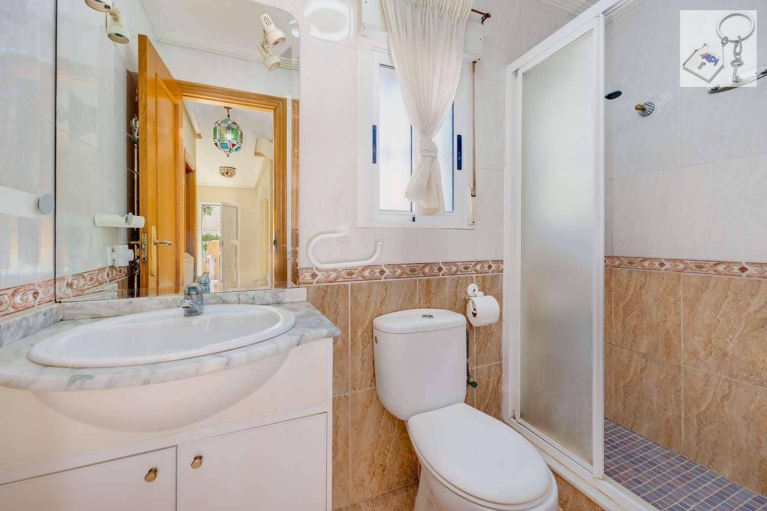 4 soverom Villa til salgs i Torrevieja med svømmebasseng garasje - € 289 000 (Ref: 9755314)