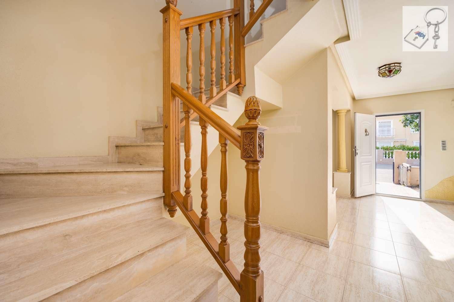 4 soverom Villa til salgs i Torrevieja med svømmebasseng garasje - € 289 000 (Ref: 9755314)