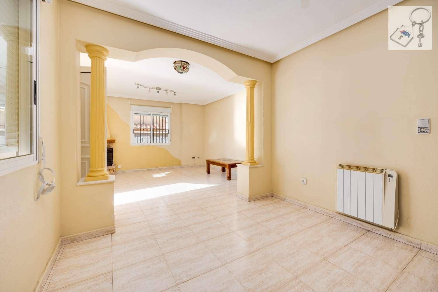 4 soverom Villa til salgs i Torrevieja med svømmebasseng garasje - € 289 000 (Ref: 9755314)