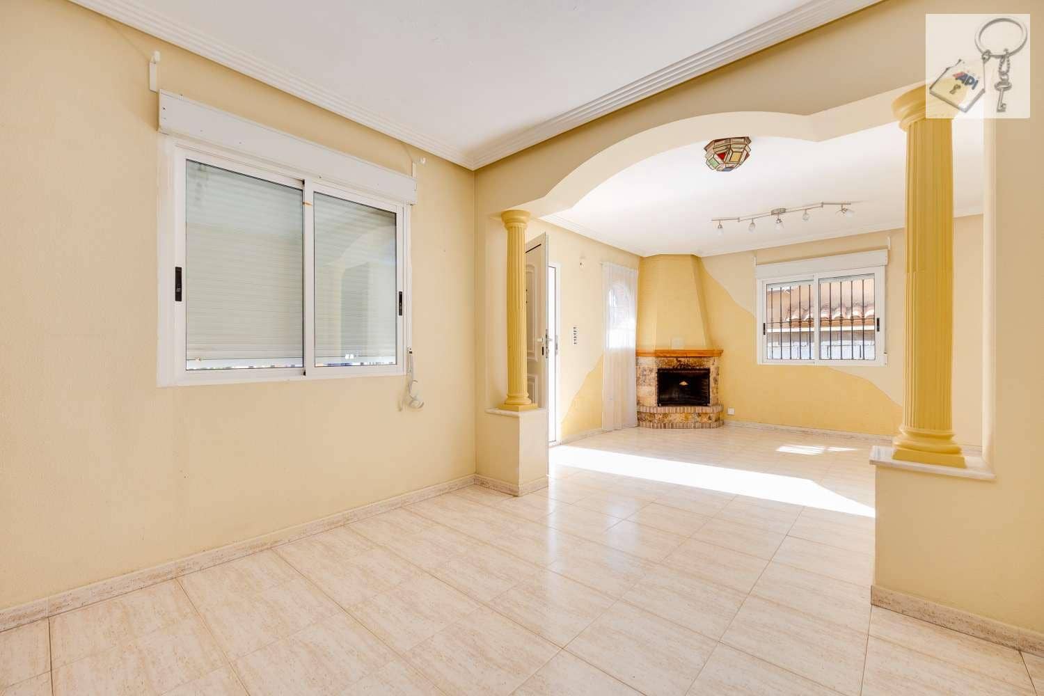 4 soverom Villa til salgs i Torrevieja med svømmebasseng garasje - € 289 000 (Ref: 9755314)