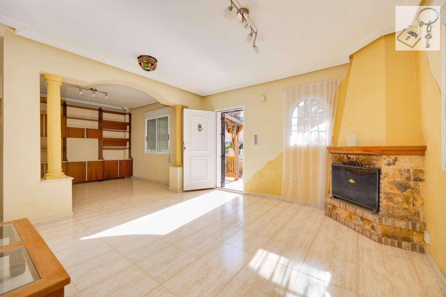 4 soverom Villa til salgs i Torrevieja med svømmebasseng garasje - € 289 000 (Ref: 9755314)