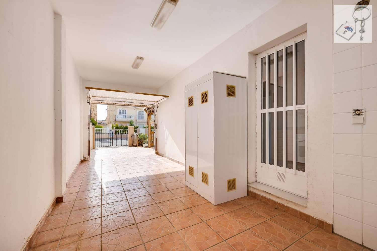 4 soverom Villa til salgs i Torrevieja med svømmebasseng garasje - € 289 000 (Ref: 9755314)