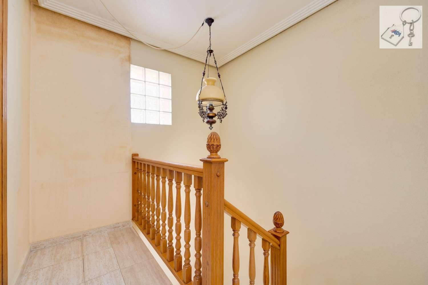 4 soverom Villa til salgs i Torrevieja med svømmebasseng garasje - € 289 000 (Ref: 9755314)