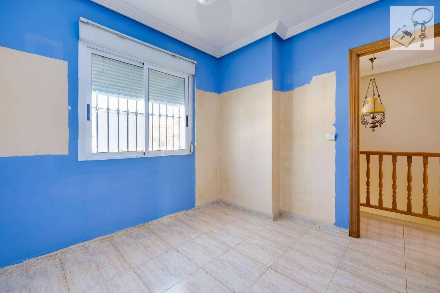 4 soverom Villa til salgs i Torrevieja med svømmebasseng garasje - € 289 000 (Ref: 9755314)