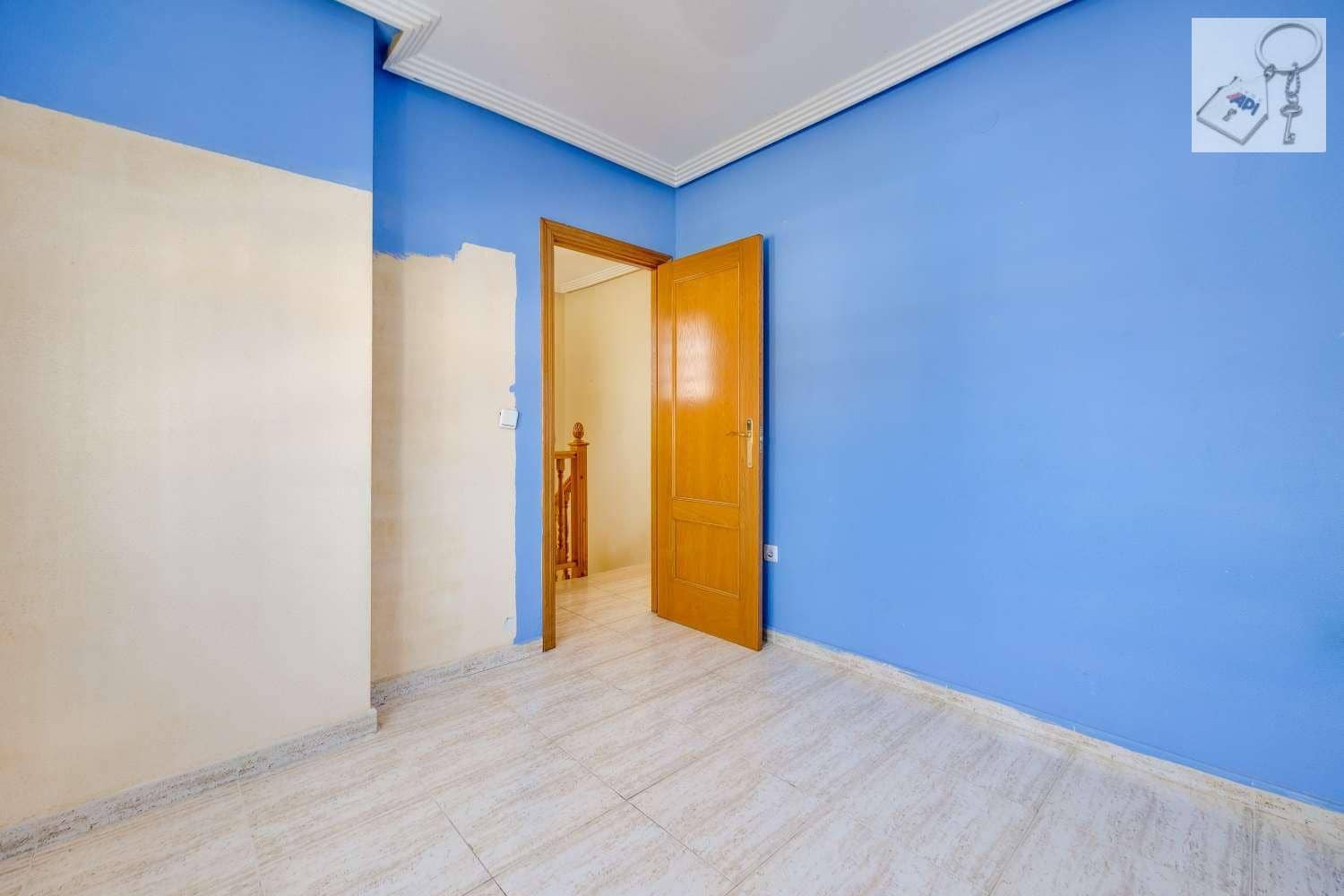 4 soverom Villa til salgs i Torrevieja med svømmebasseng garasje - € 289 000 (Ref: 9755314)