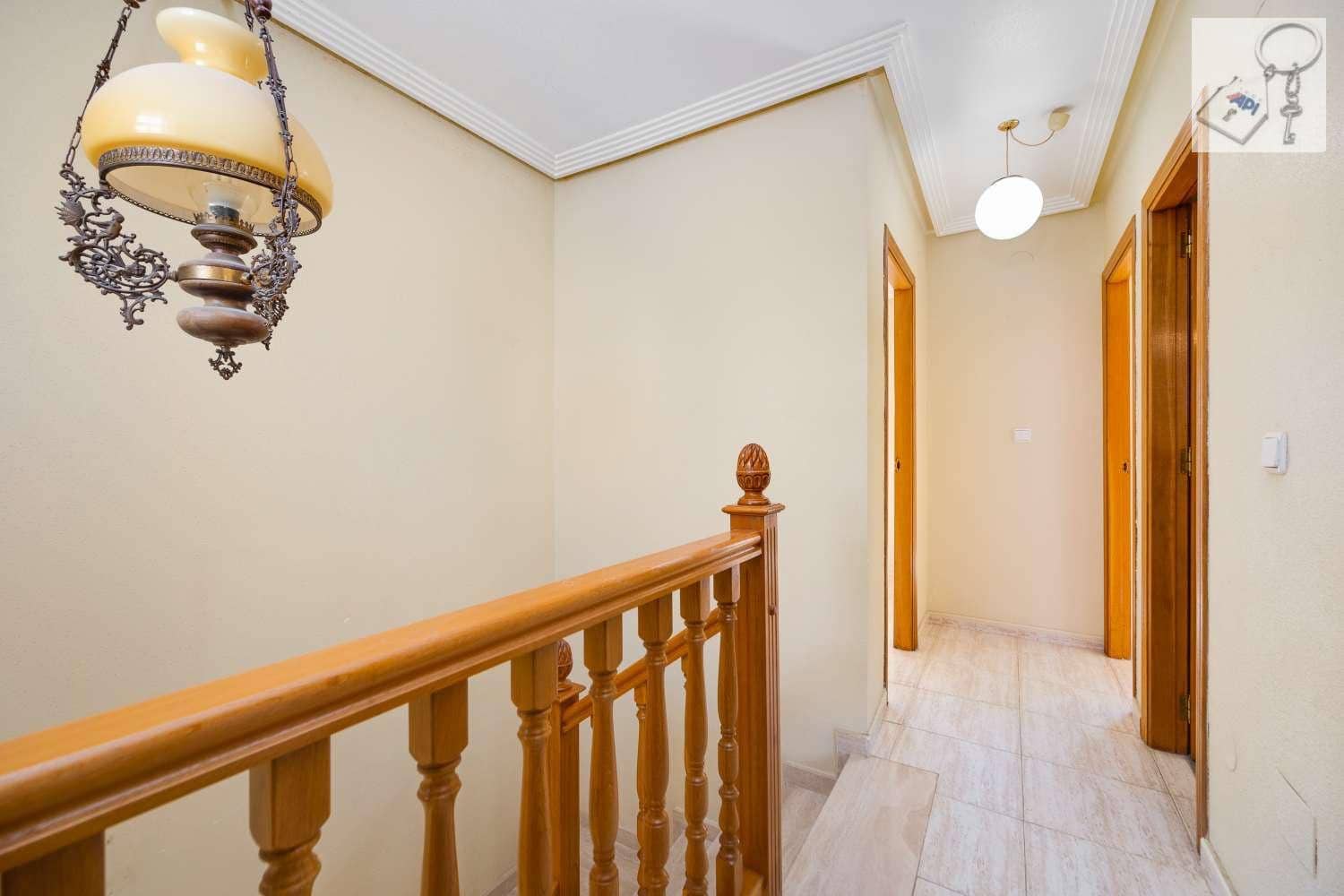 4 soverom Villa til salgs i Torrevieja med svømmebasseng garasje - € 289 000 (Ref: 9755314)