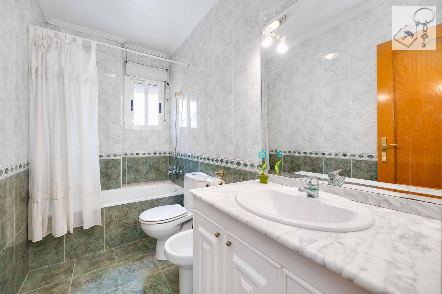 4 soverom Villa til salgs i Torrevieja med svømmebasseng garasje - € 289 000 (Ref: 9755314)