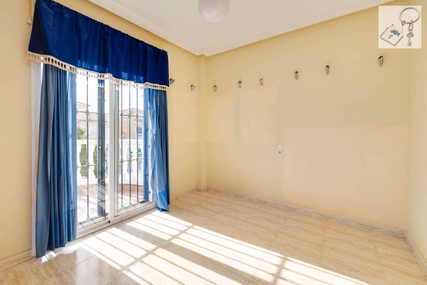 4 soverom Villa til salgs i Torrevieja med svømmebasseng garasje - € 289 000 (Ref: 9755314)