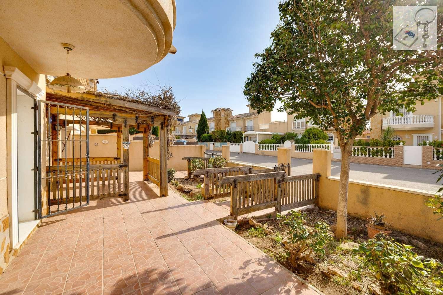 4 soverom Villa til salgs i Torrevieja med svømmebasseng garasje - € 289 000 (Ref: 9755314)