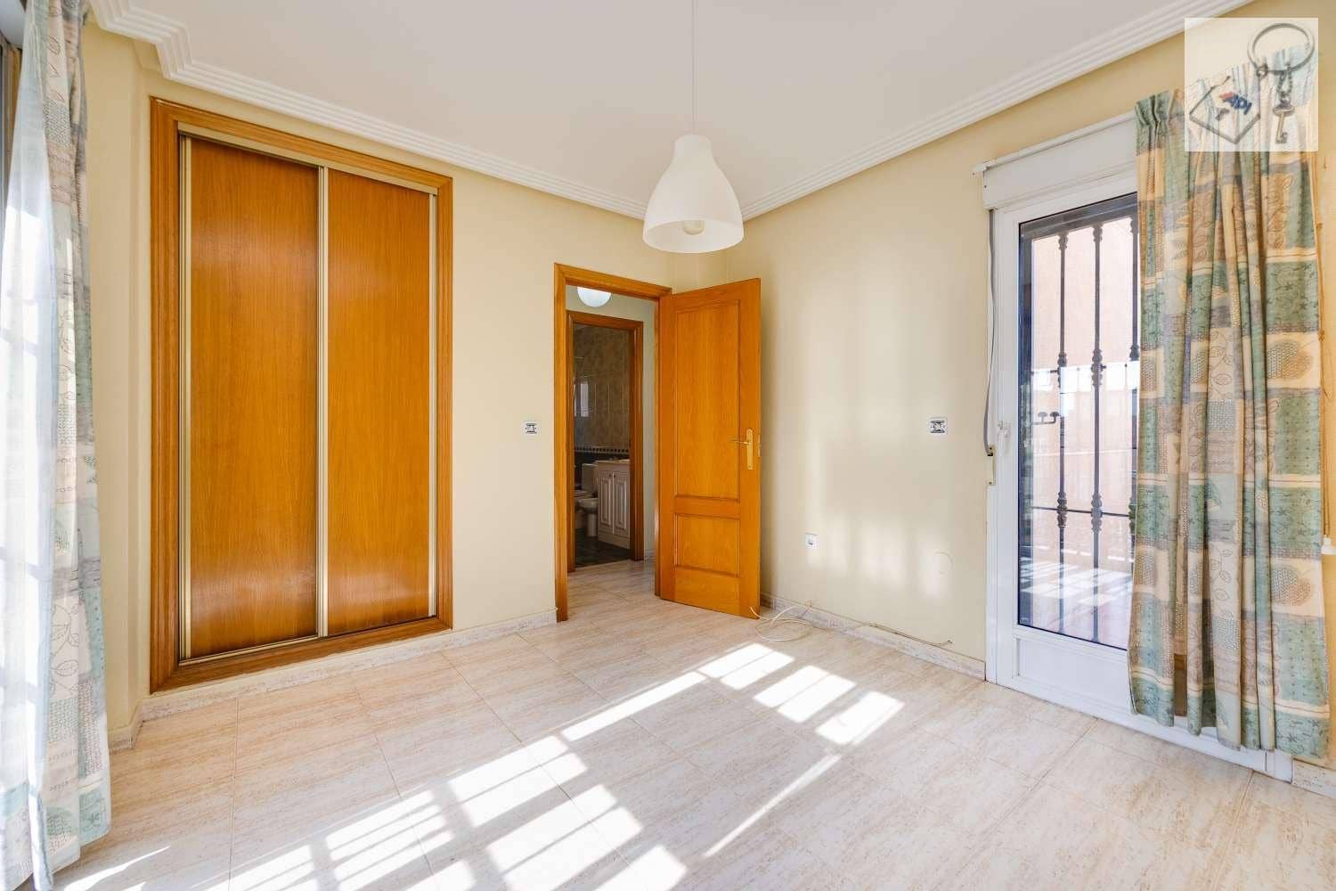 4 soverom Villa til salgs i Torrevieja med svømmebasseng garasje - € 289 000 (Ref: 9755314)