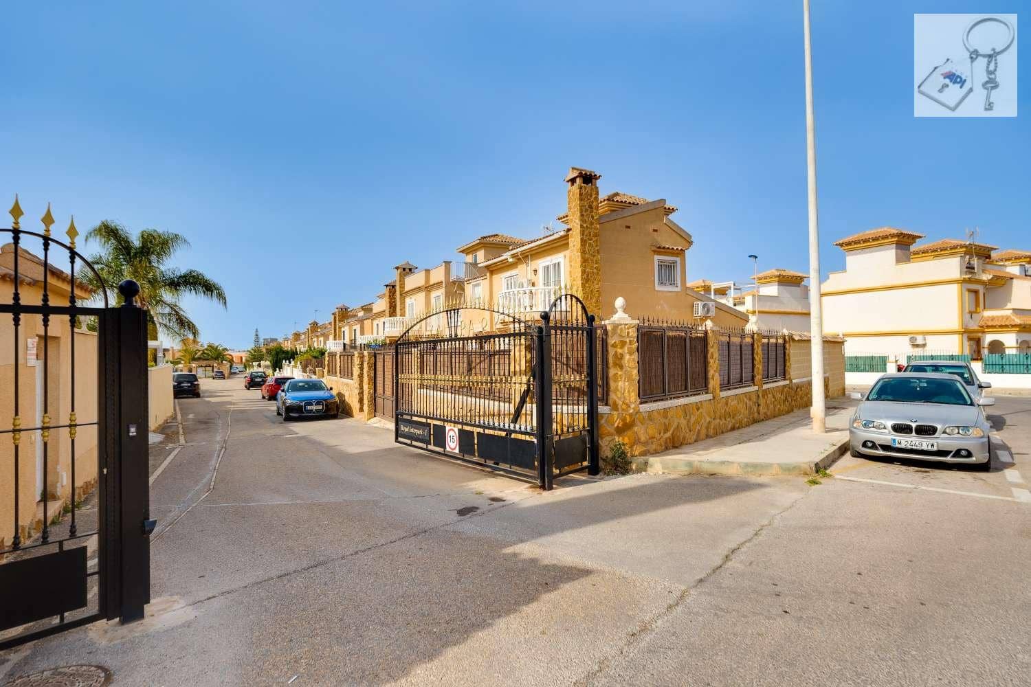 4 soverom Villa til salgs i Torrevieja med svømmebasseng garasje - € 289 000 (Ref: 9755314)