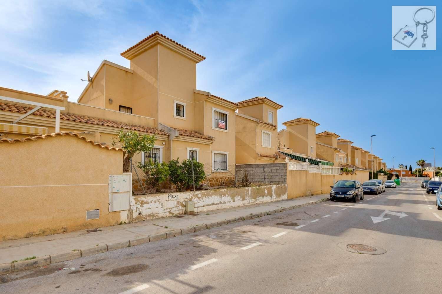 4 soverom Villa til salgs i Torrevieja med svømmebasseng garasje - € 289 000 (Ref: 9755314)
