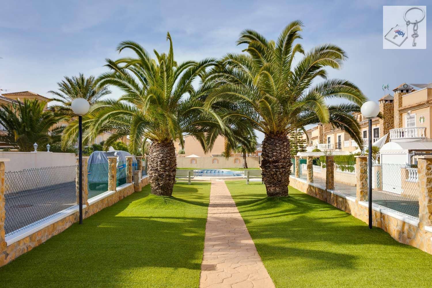 4 soverom Villa til salgs i Torrevieja med svømmebasseng garasje - € 289 000 (Ref: 9755314)