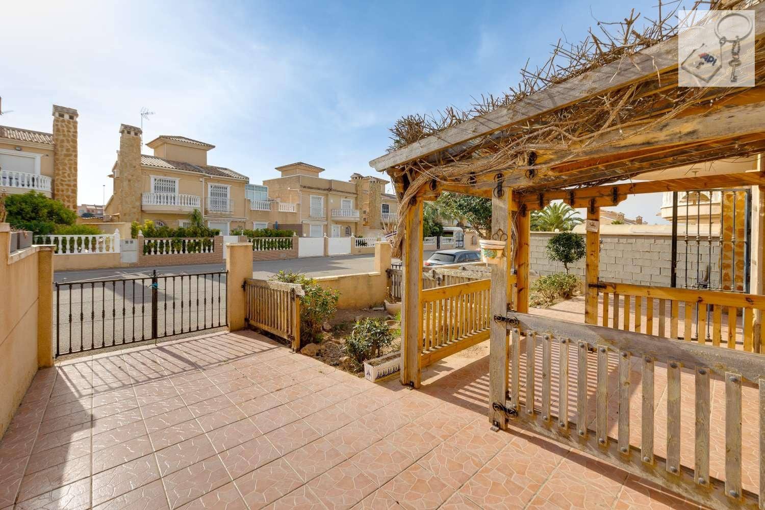 4 soverom Villa til salgs i Torrevieja med svømmebasseng garasje - € 289 000 (Ref: 9755314)