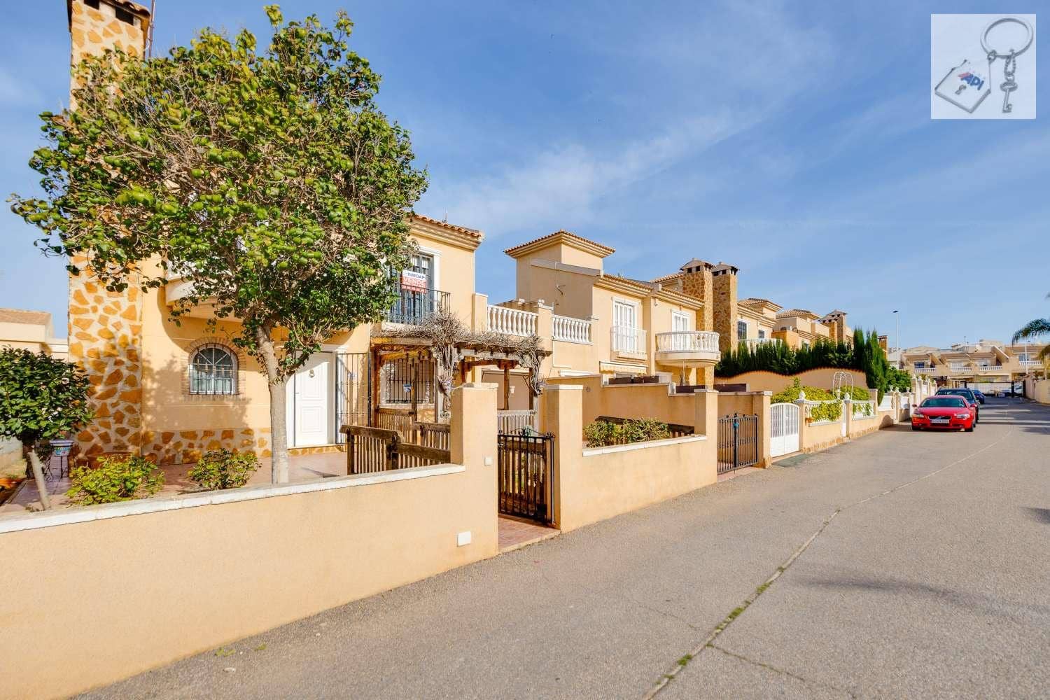 4 soverom Villa til salgs i Torrevieja med svømmebasseng garasje - € 289 000 (Ref: 9755314)