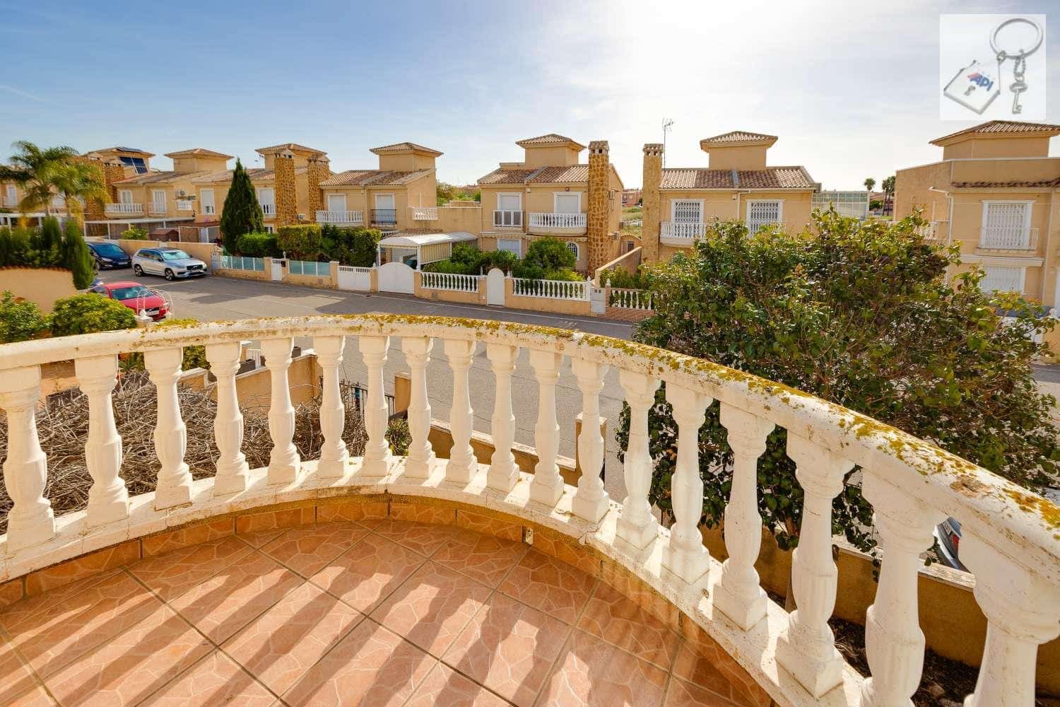 4 soverom Villa til salgs i Torrevieja med svømmebasseng garasje - € 289 000 (Ref: 9755314)