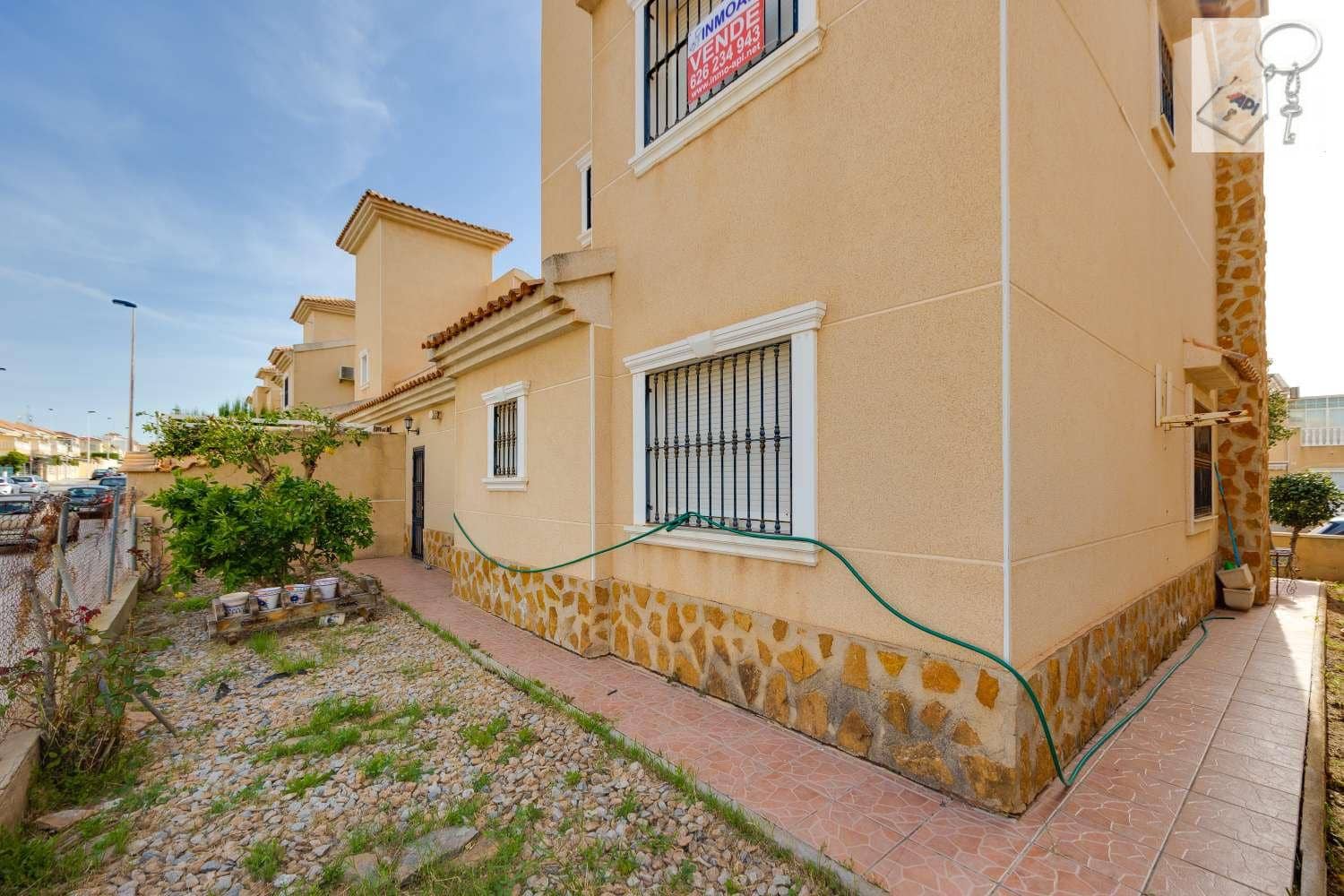 4 soverom Villa til salgs i Torrevieja med svømmebasseng garasje - € 289 000 (Ref: 9755314)