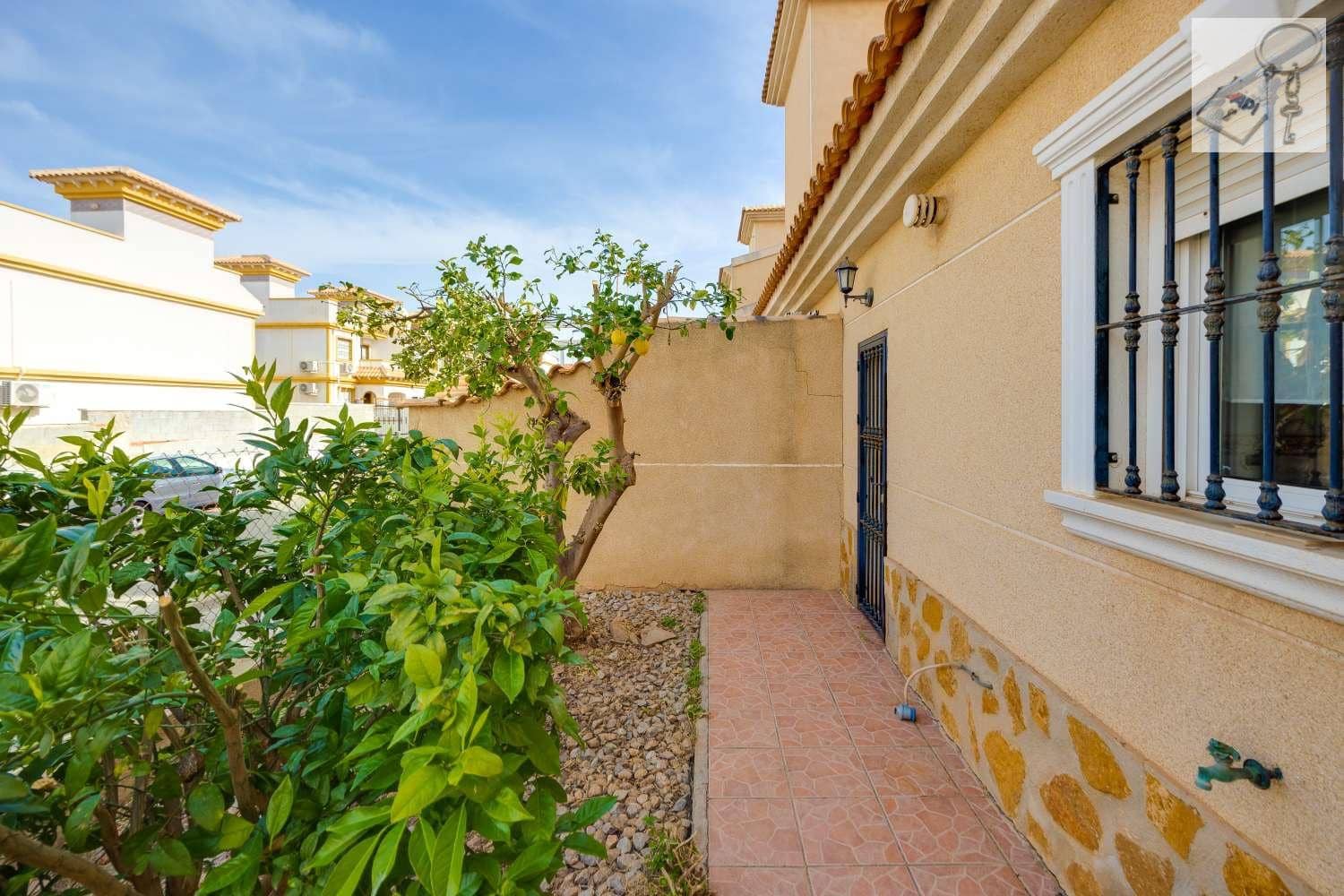 4 soverom Villa til salgs i Torrevieja med svømmebasseng garasje - € 289 000 (Ref: 9755314)