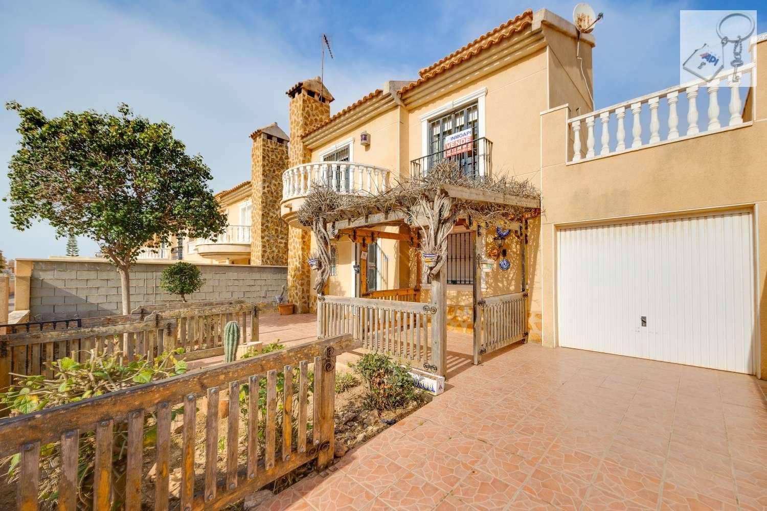 4 soverom Villa til salgs i Torrevieja med svømmebasseng garasje - € 289 000 (Ref: 9755314)