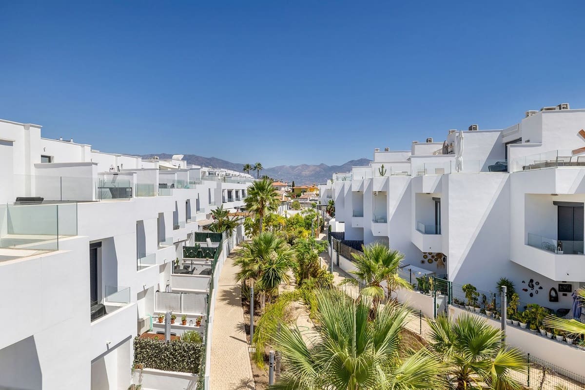 3 bedroom Semi-detached Villa for sale in Fuengirola with pool garage - € 975,000 (Ref: 10059987)