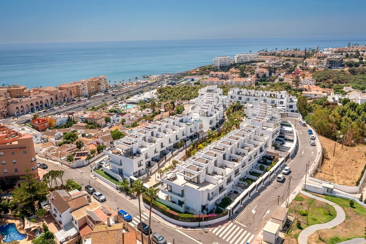 3 bedroom Semi-detached Villa for sale in Fuengirola with pool garage - € 975,000 (Ref: 10059987)