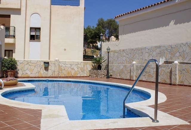 3 makuuhuone Omakotitalo myytävänä paikassa Nueva Nerja, Nerja mukana uima-altaan 
autotalli - 510 000 € (Ref: 10086718)