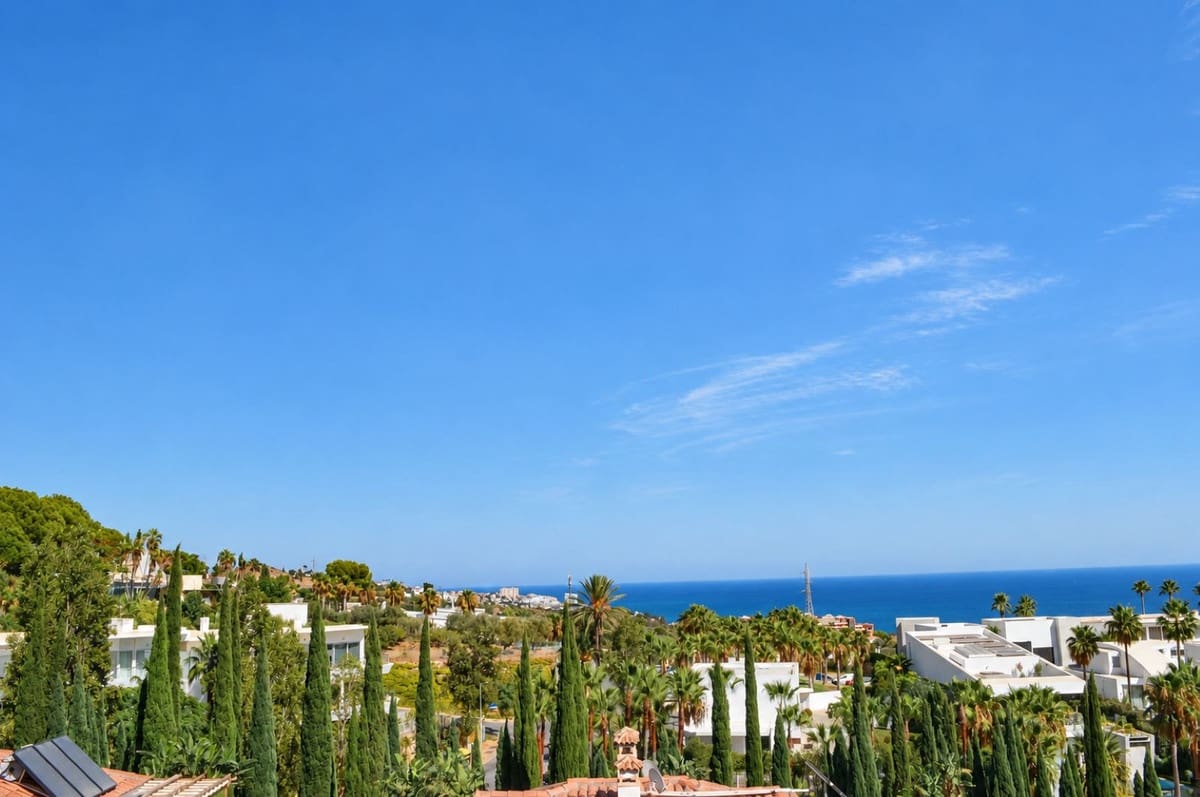 2 bedroom Apartment for sale in Fuengirola with pool garage - € 625,000 (Ref: 10165417)