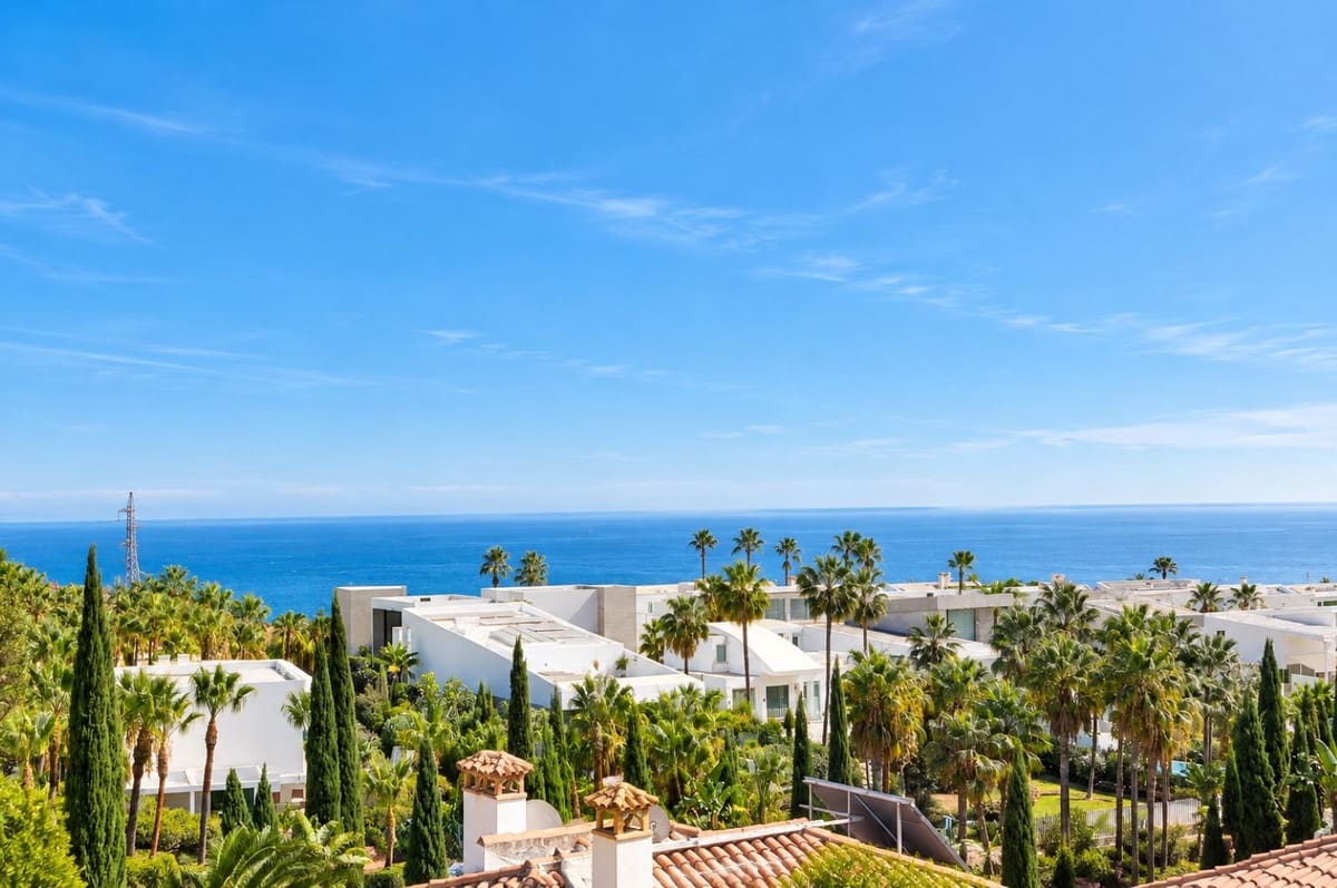 2 bedroom Apartment for sale in Fuengirola with pool garage - € 625,000 (Ref: 10165417)