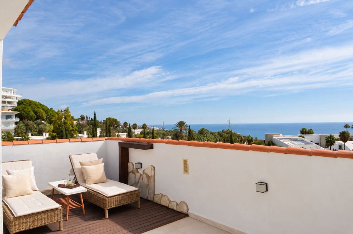 2 bedroom Apartment for sale in Fuengirola with pool garage - € 625,000 (Ref: 10165417)