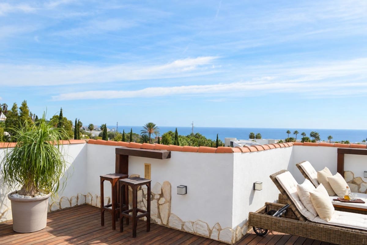 2 bedroom Apartment for sale in Fuengirola with pool garage - € 625,000 (Ref: 10165417)