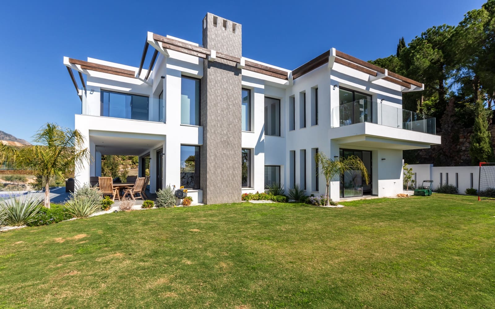 6 soveværelse Villa til salg i El Paraiso med swimmingpool - € 2.499.000 (Ref: 7697040)