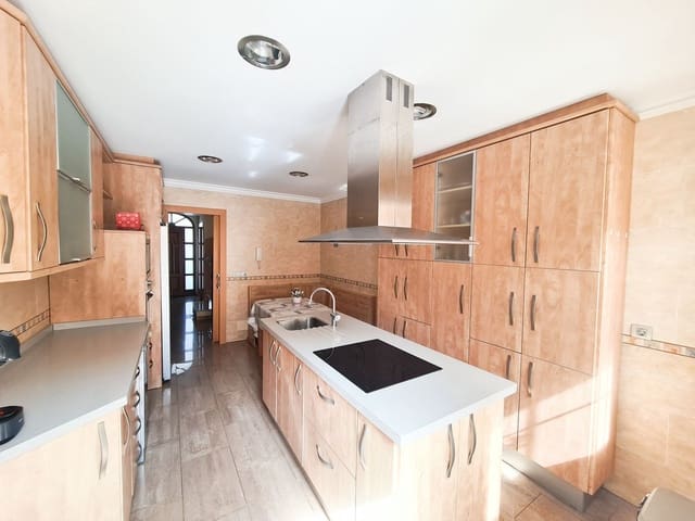 4 soveværelse Villa til salg i Los Pacos, Fuengirola med swimmingpool garage - € 575.000 (Ref: 7697049)